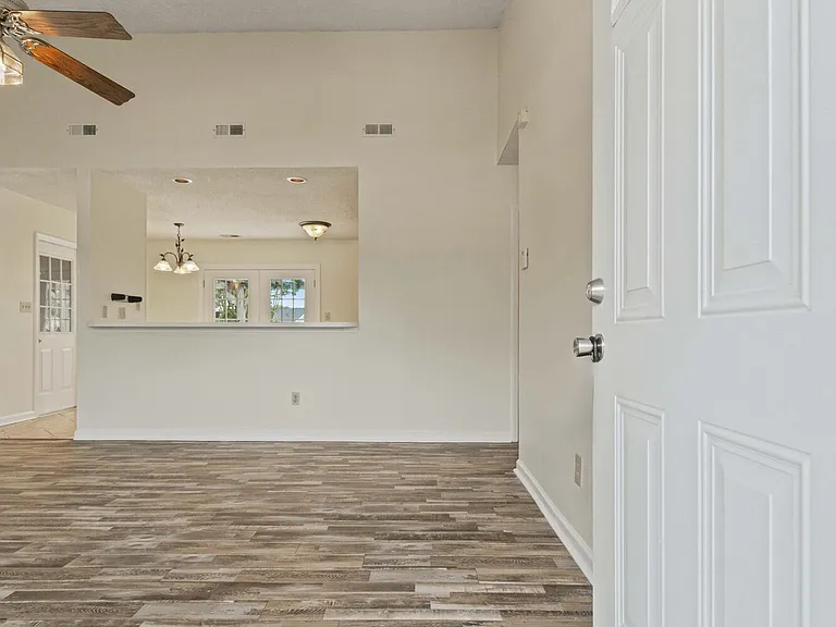 502 Nutfield Dr — Photo 2