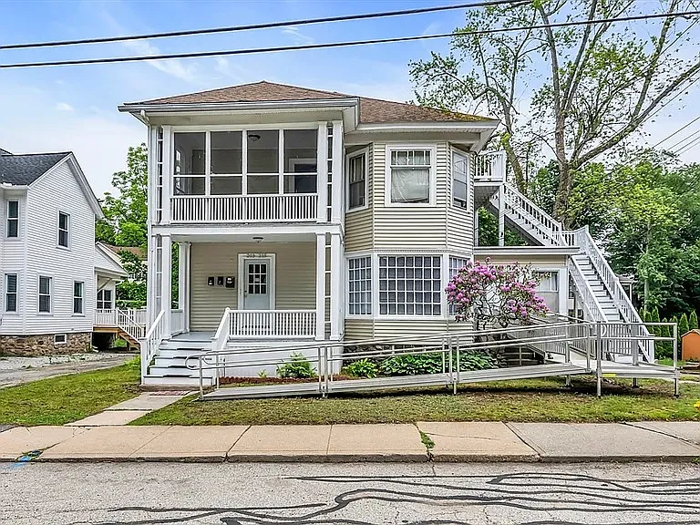 3 bedroom/1 bathroom unit on first floor with wheelchair access in quiet neighborhood minutes from downtown/Main Street.