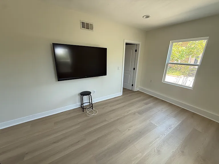 239 1/2 N Mayflower Ave — Photo 18