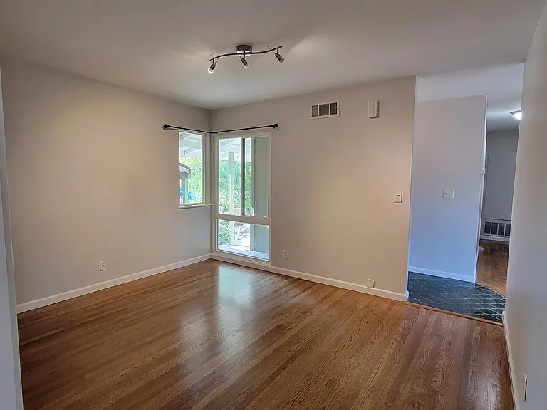 1013 Tulip Dr — Photo 8