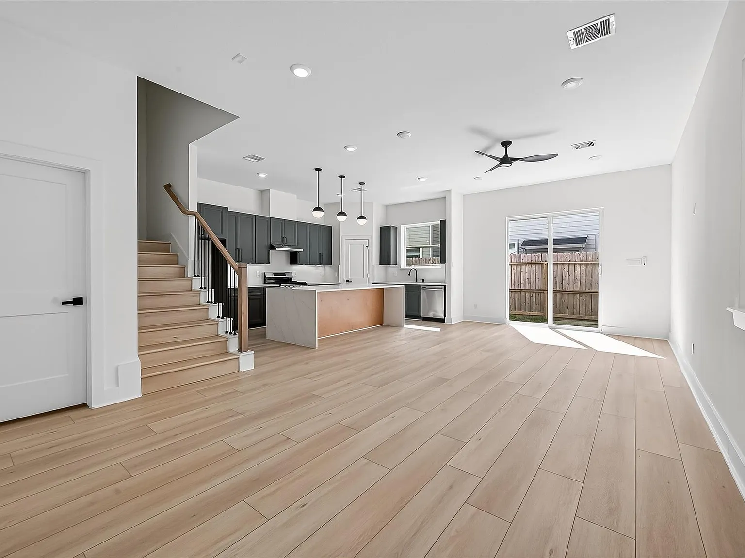 3 bed, 2.5 bath, 1885 sqft, $2,500 — Photo 3