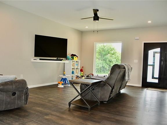 3rd image of 32863 NE Norton Rd