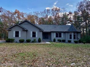 110 Green Ridge Ct, Hawley, PA 18428