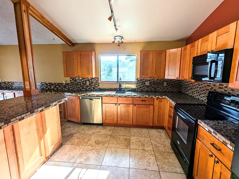 Plentiful Kitchen storage