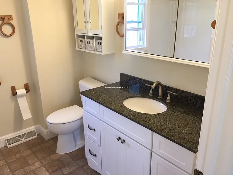 121 E Washington Ave — Photo 6