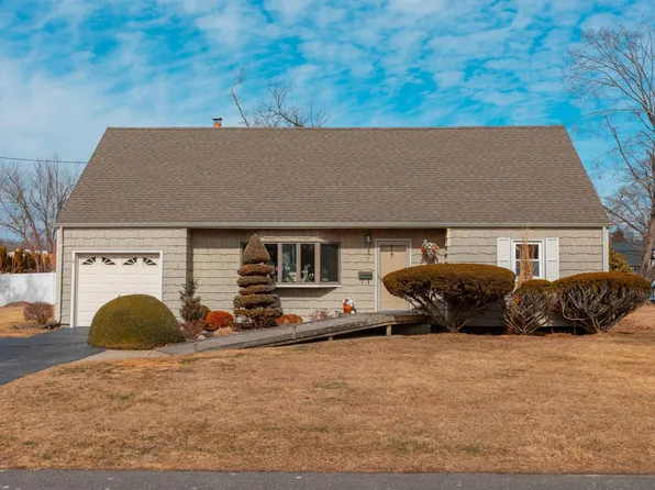 7 Adelphi Street, Islip, NY 11751