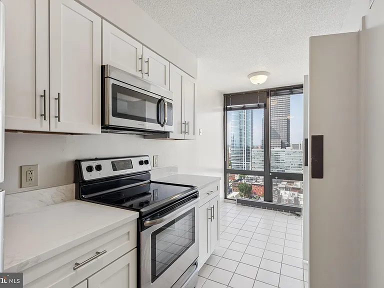 2020 Walnut St #21B — Photo 9