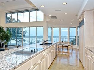 425 Coventry Rd, Spicewood, TX 78669