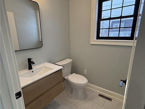 4th image of 38 Ashburne St