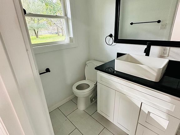 4th image of 608 N 38th St