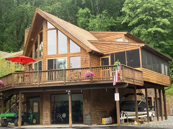 157 Mason Dr, Harpers Ferry, WV 25425