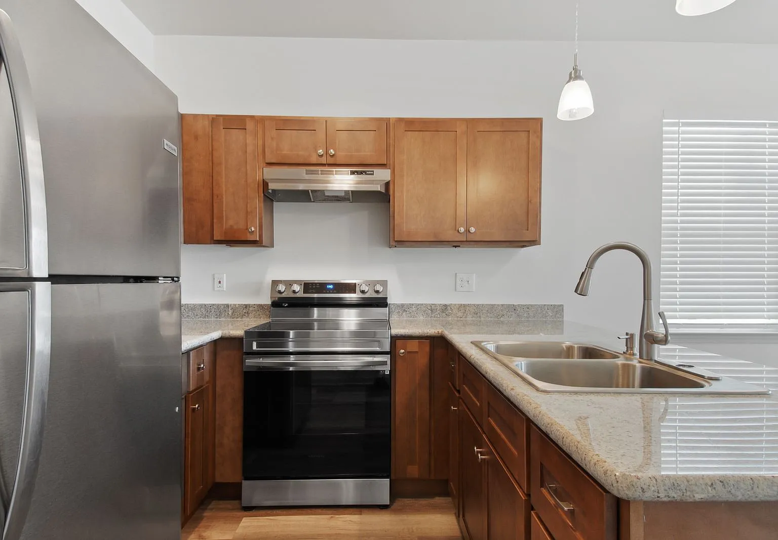 3 bed, 2.0 bath, 1040 sqft, $1,800 — Photo 2