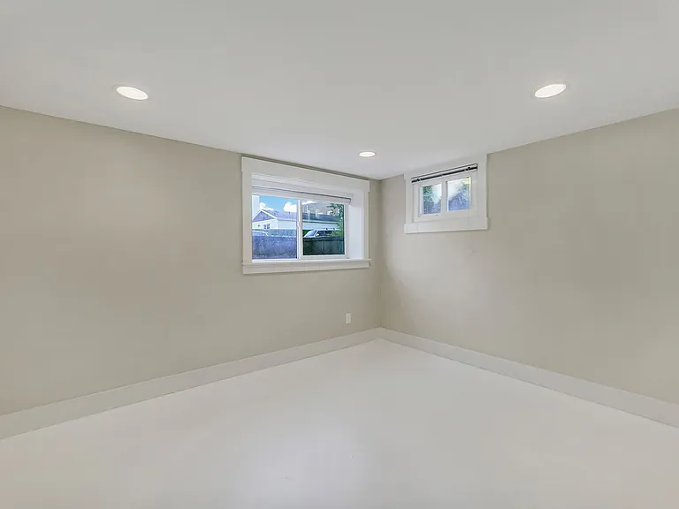 Amazing 4bed/2bath Duplex Close to Seattle University! — Photo 9