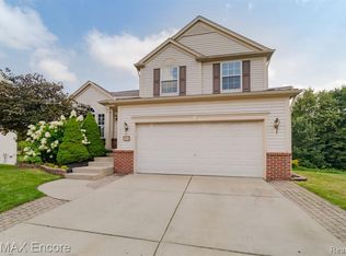 915 Deer Valley Rd, Holly, MI 48442