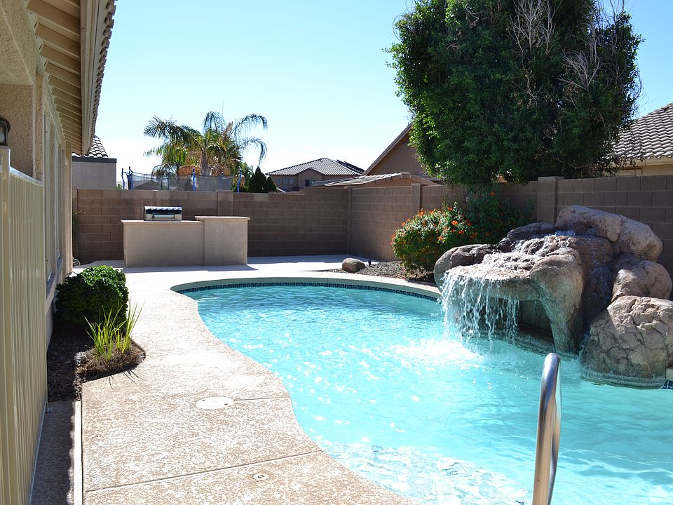 Pool / Waterfall / BBQ