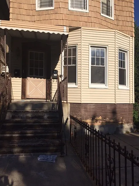 807 E 8th St photo 1