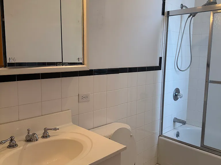 642-1 W Buckingham Pl #2W — Photo 13