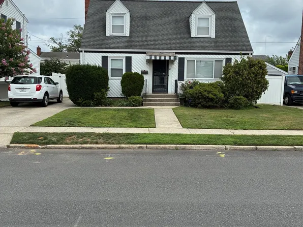 25 S Elm Street, Hicksville, NY 11801