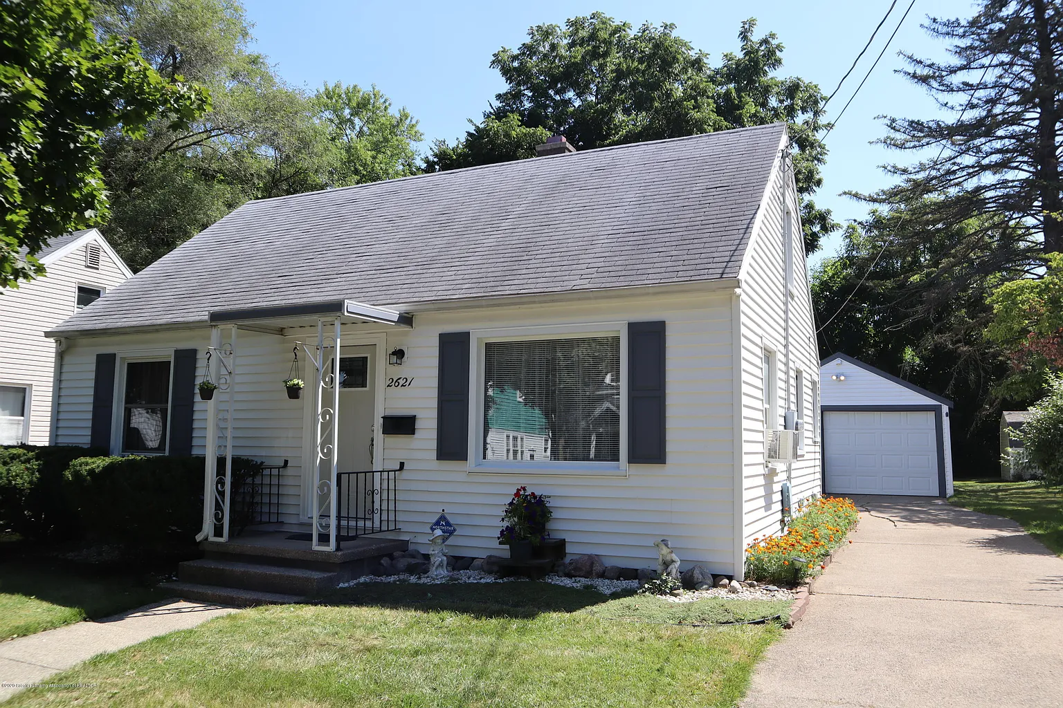 2621 Maplewood Ave photo 1