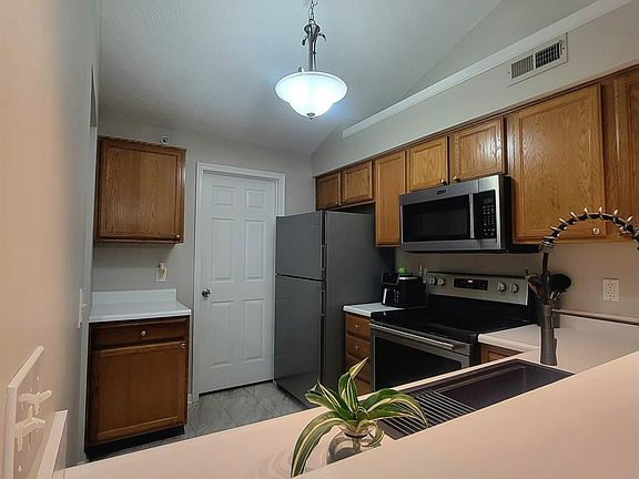 4th image of 100 Gateway Dr APT L
