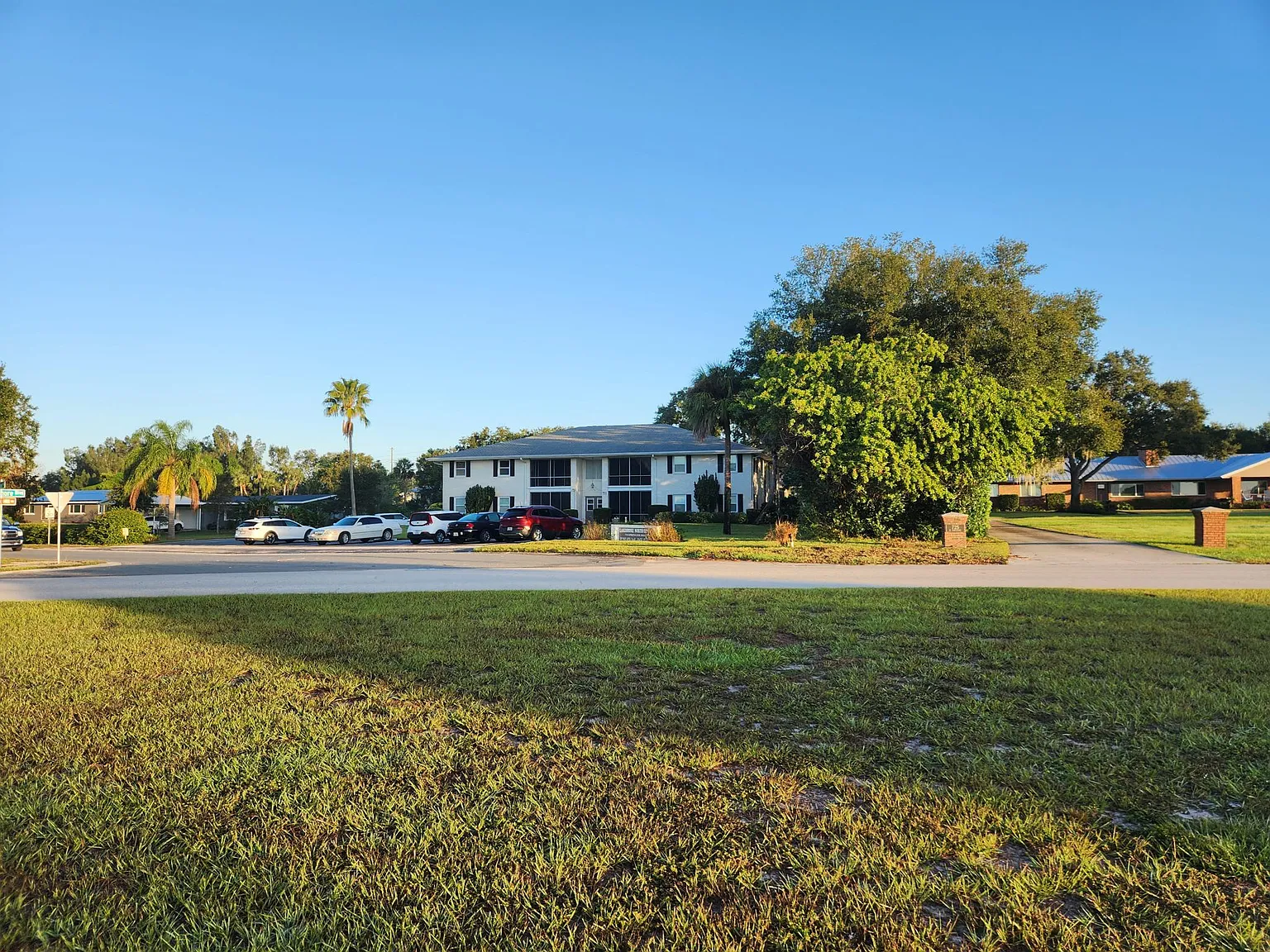 711 Springer Dr — Photo 2