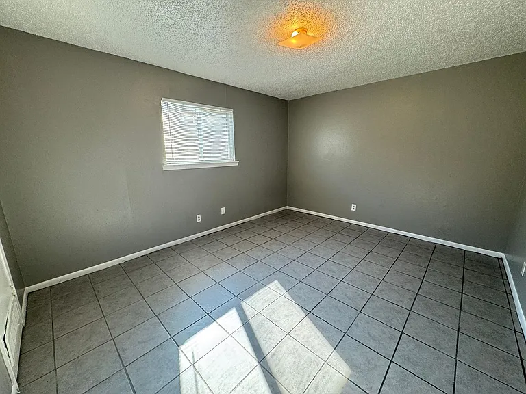 1405 N Gray — Photo 5