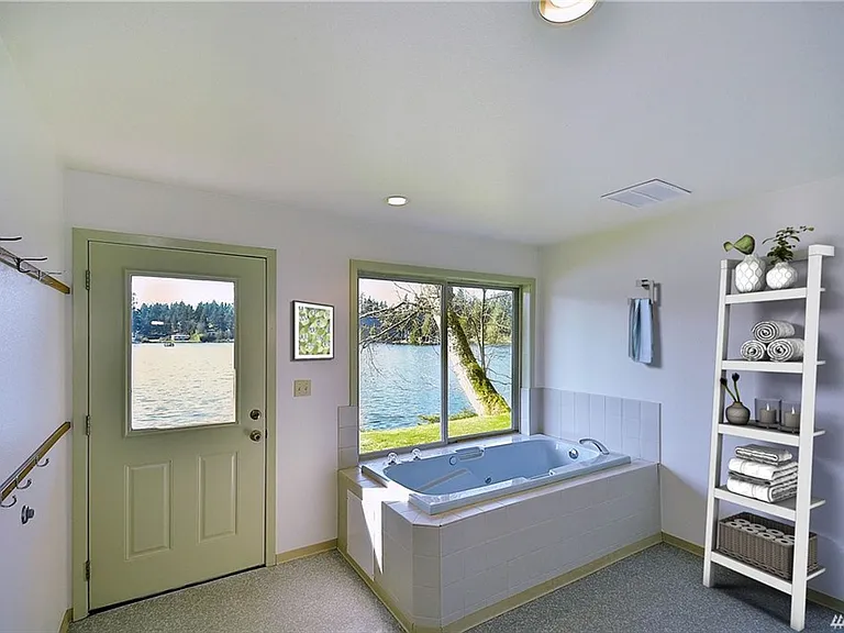 "Spa Room" with jetted tub