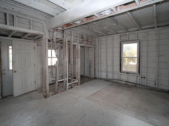 5th image of 36 Barberie Ave