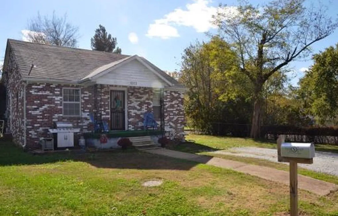3 bed, 1.5 bath, 1032 sqft, $1,275 — Photo 1