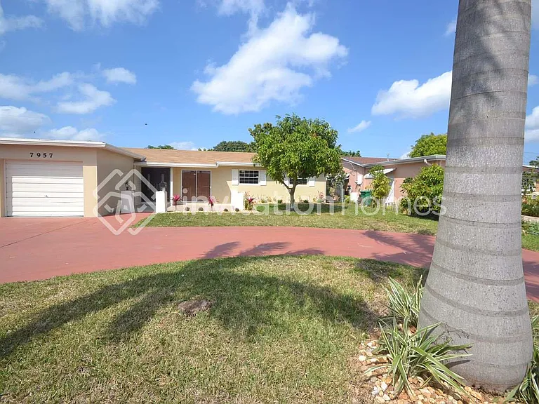 7957 Normandy St — Photo 1
