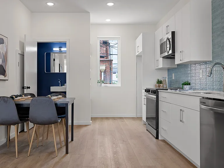 113 E Oldham Ave — Photo 26