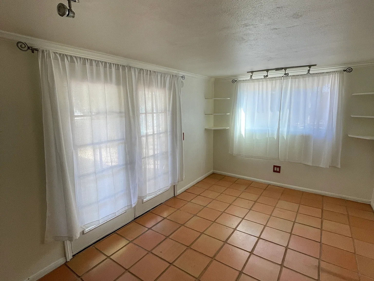 Studio, 300 sqft, $1,300 — Photo 4