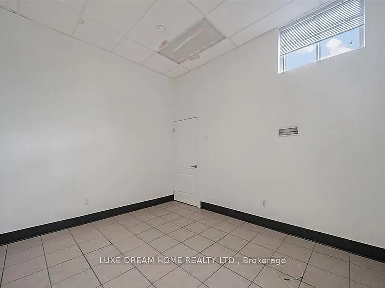 842 Dundas St W — Photo 14