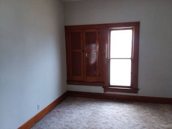 5th image of 109 W Iowa St