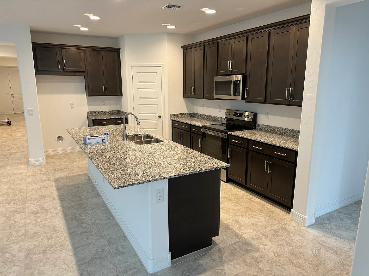 4 bed, 2378 sqft, $2,600 — Photo 2