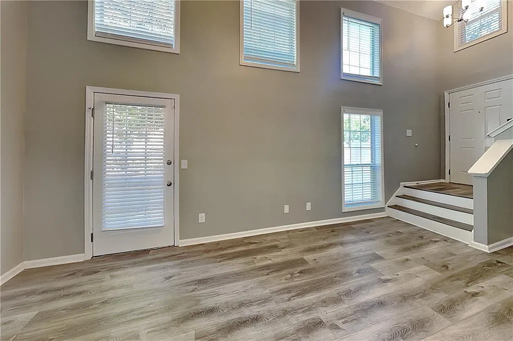 3 bed, 2.5 bath, 1386 sqft, $2,575 — Photo 3