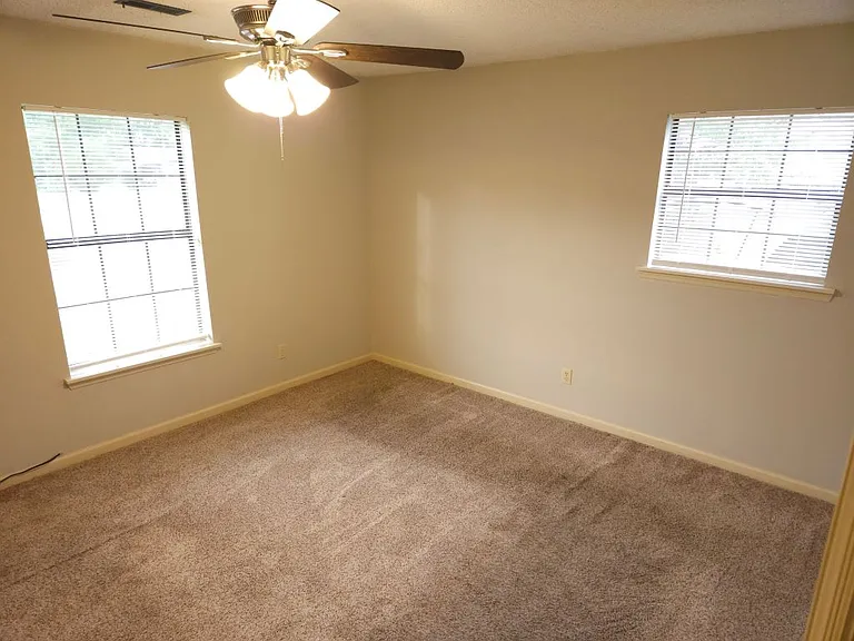 340 Creekwood Ct #B — Photo 6