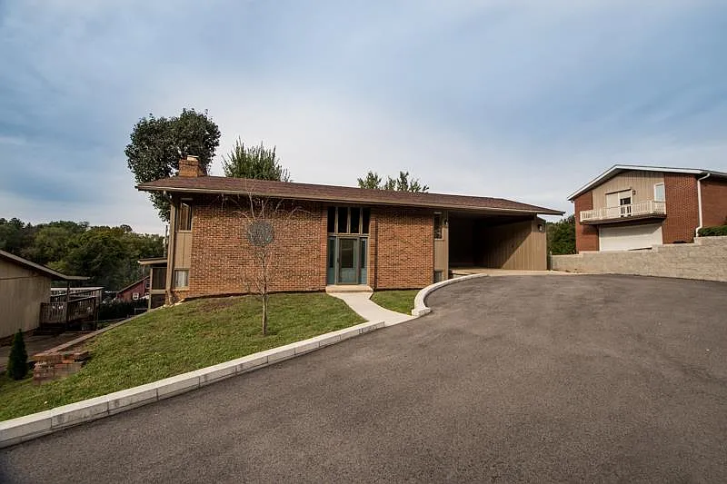 1343 Normandy Dr photo 1