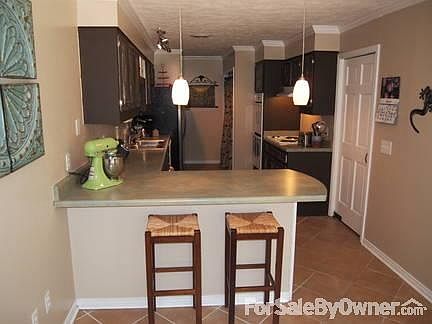 Kitchen : Painted cabinets and lots of counter space. Breakfast nook and spacious pantry.