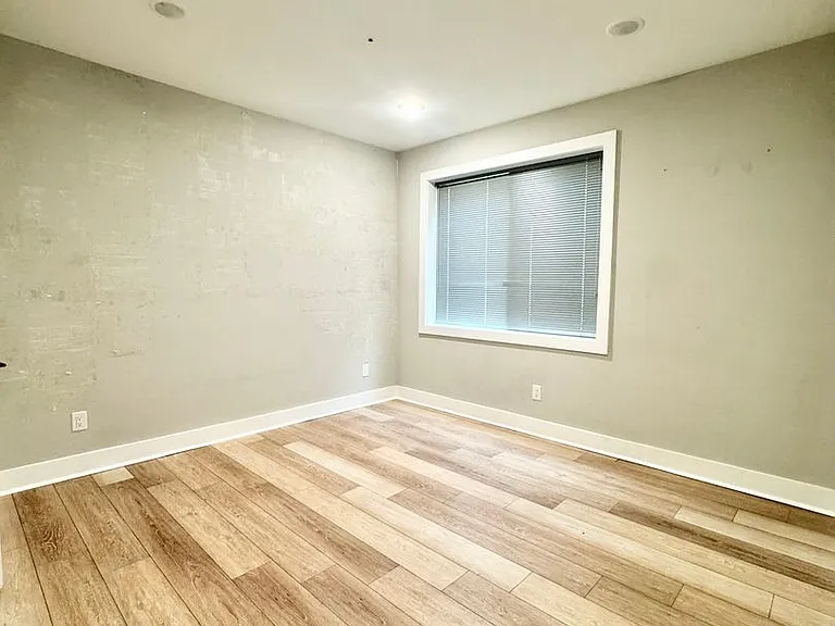 Gorgeous New Diamond St Construction Boasting Luxury Finishes — Photo 34