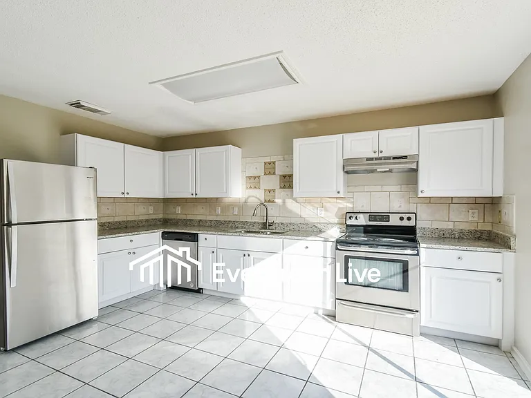 6015 Encanto Point Dr — Photo 2