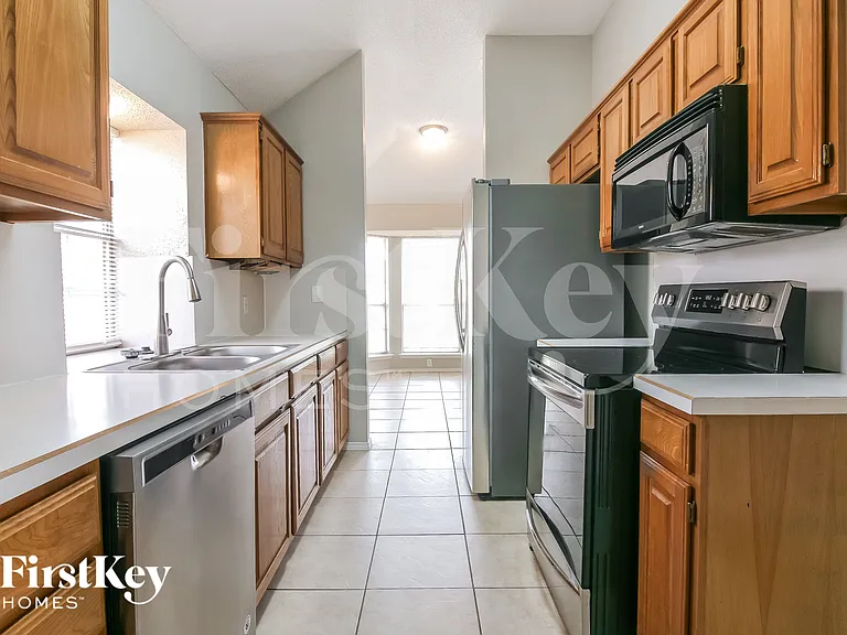 903 Hillwood Ct — Photo 6