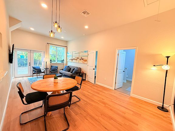 3rd image of 921 NE 4th Pl #B