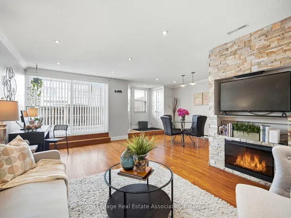 1055 Dundas St E Unit 222, Mississauga, ON L4Y 3X6