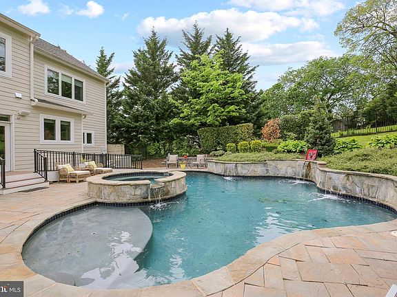 3rd image of 5913 Lone Oak Dr