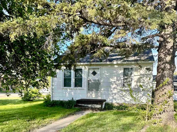 515 6th St, Jesup, IA 50648