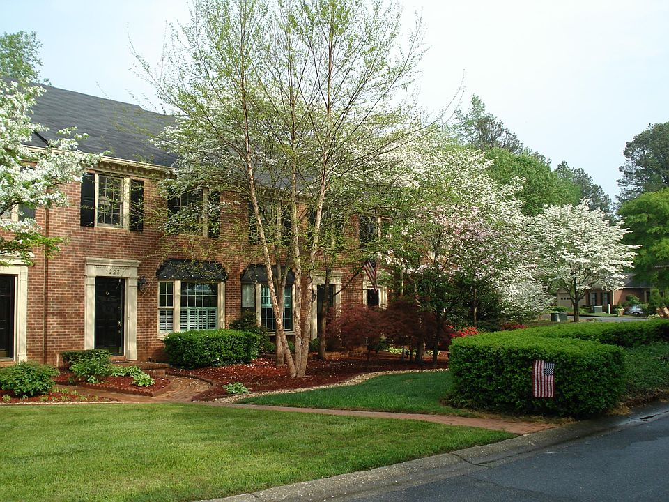 Beautiful entrance with 2 car garage in back