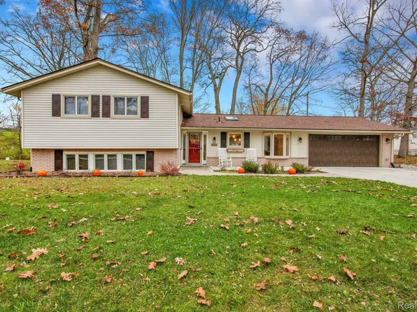 8752 Woodside Dr, Grosse Ile, MI 48138