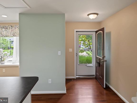 3rd image of 422 Porpoise Ln