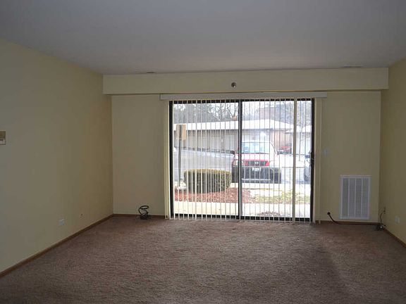 4th image of 21W581 North Ave APT 61